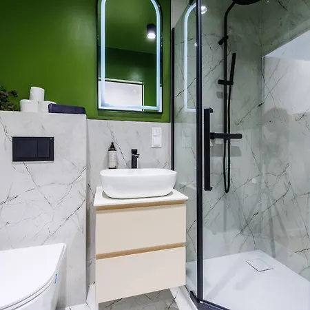 M3 Aura With Ac, Free Parking By Staynest *
