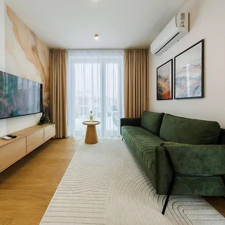 M3 Aura With Ac, Free Parking By Staynest *