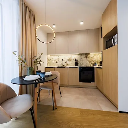 M3 Aura With Ac, Free Parking By Staynest 제수프