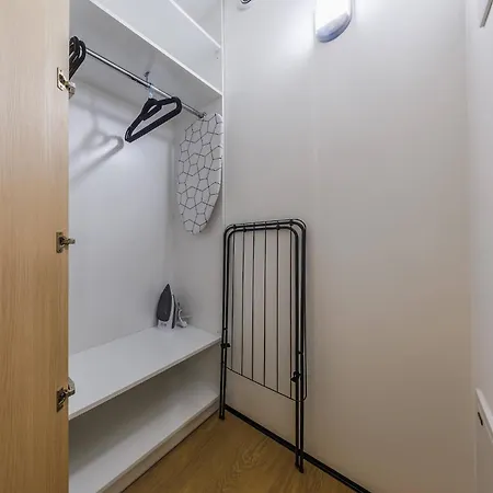 아파트 M3 Aura With Ac, Free Parking By Staynest *