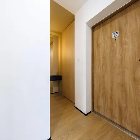 M3 Aura With Ac, Free Parking By Staynest 아파트 *