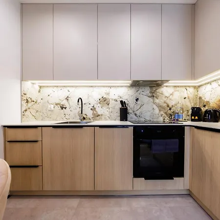 M3 Aura With Ac, Free Parking By Staynest *