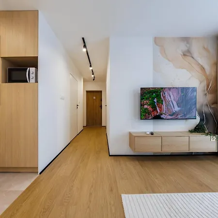 M3 Aura With Ac, Free Parking By Staynest *