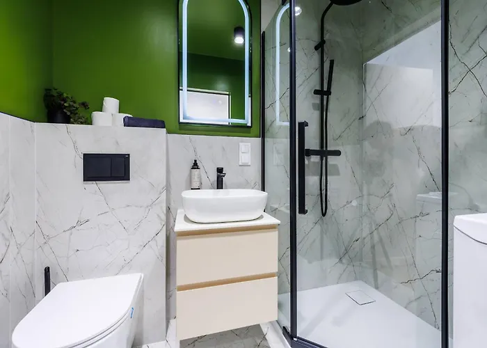 M3 Aura With Free Parking By Staynest *